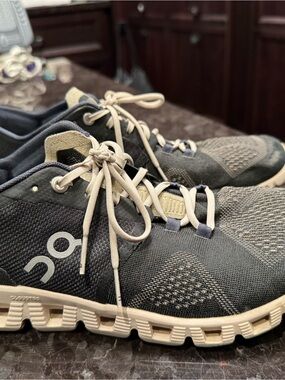 On Running women’s  Athletic Sneakers in Black and Tan